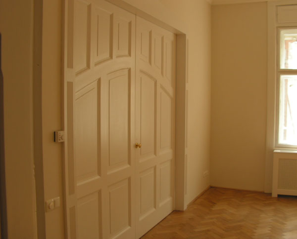 Beltéri két helyiséget elválasztó normál nyíló ajtó