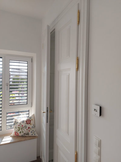 klasszikus fehér ajtó